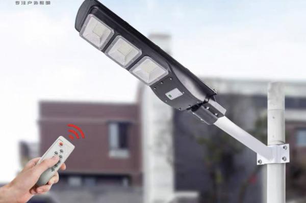 Đèn năng lượng mặt trời sân vườn 